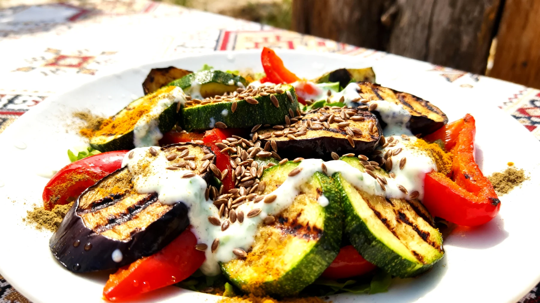 Kefir ve keten tohumu ile marine edilmiş ızgara sebze salatası (kimyon ve zerdeçal ile)"