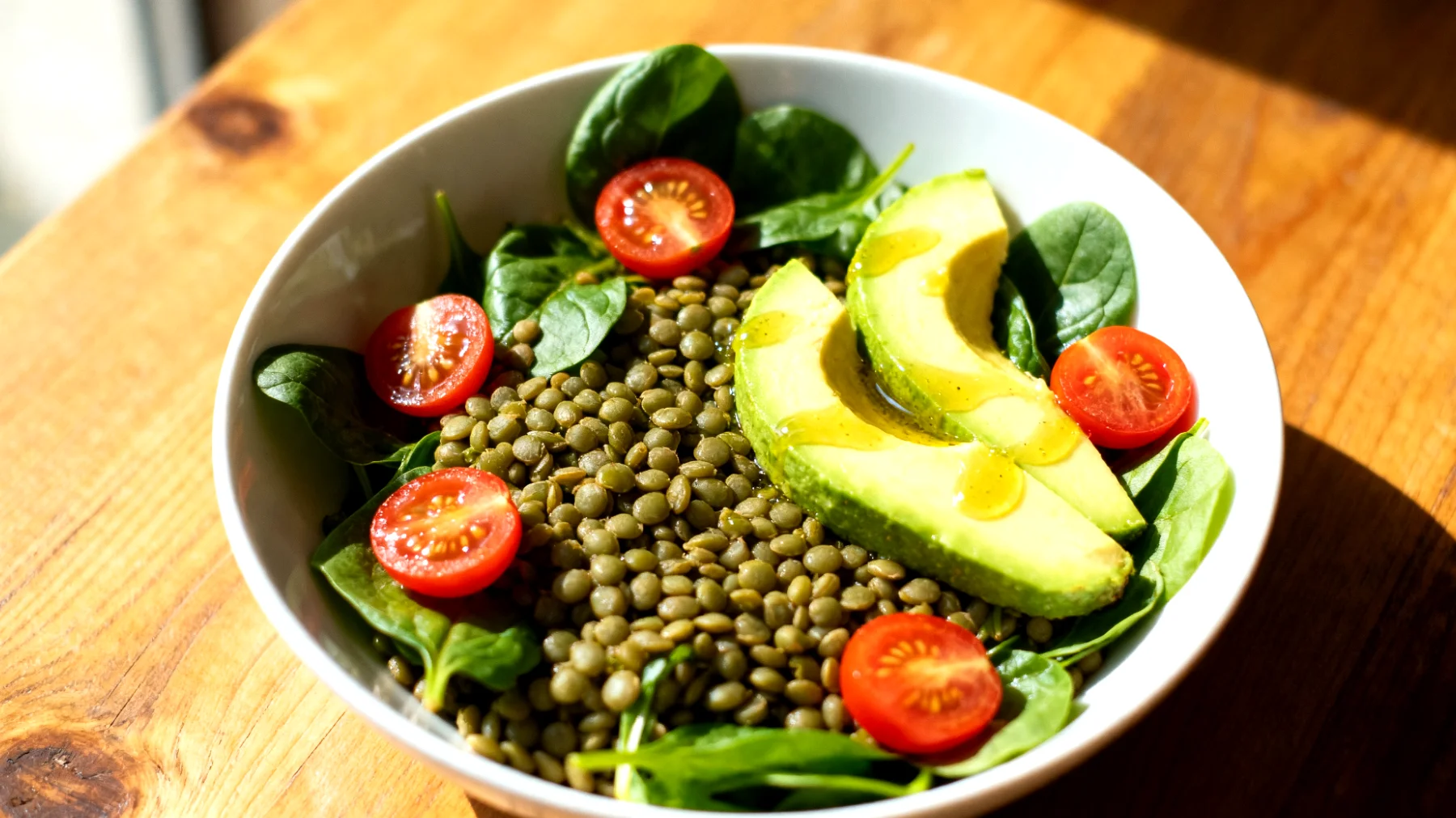 Mercimek salatası (yeşil mercimek, avokado, cherry domates, ıspanak ve limon-zeytinyağı sosu ile)"