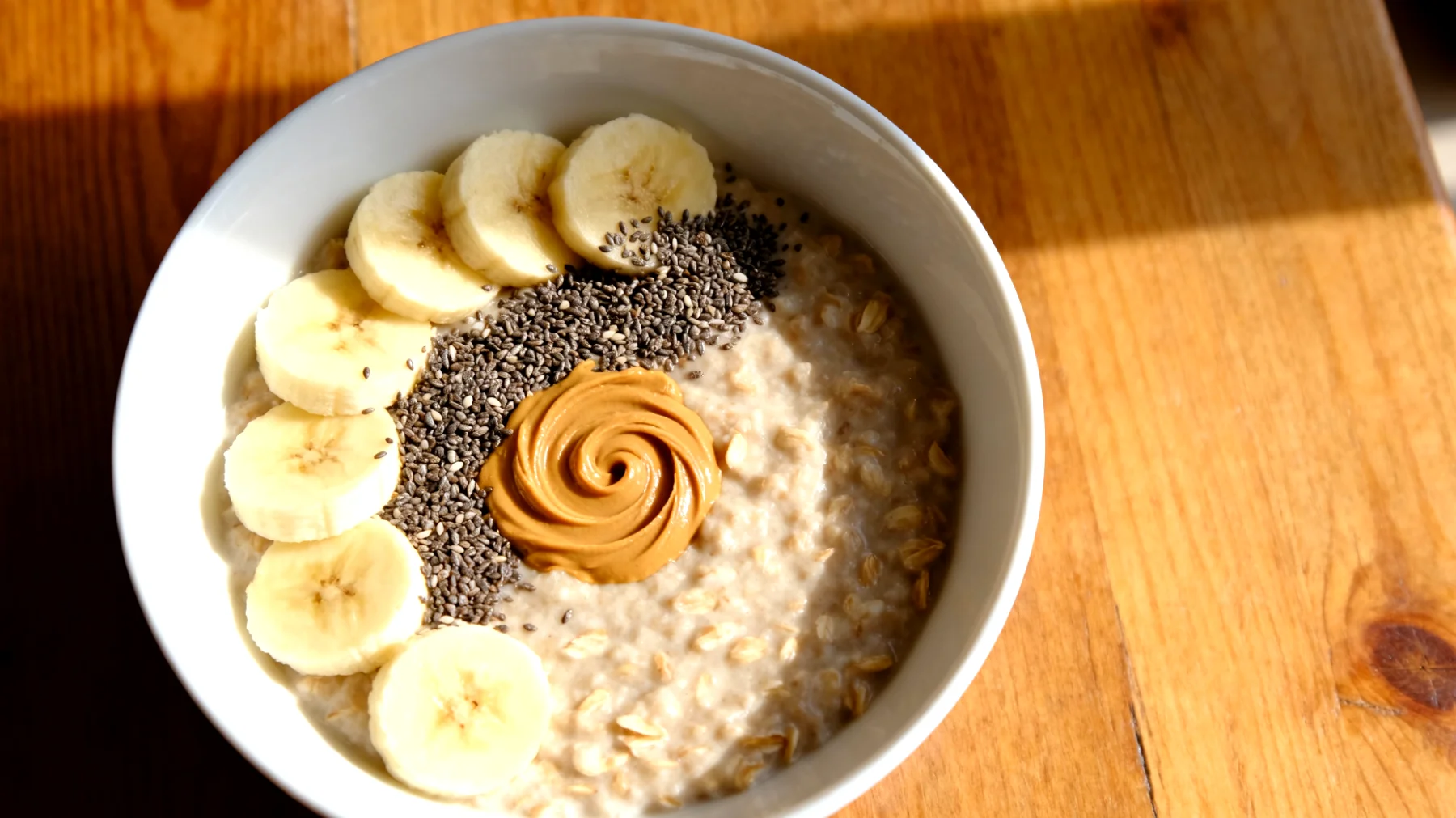 Yulaf lapası (porridge) + chia tohumu + badem ezmesi + muz"